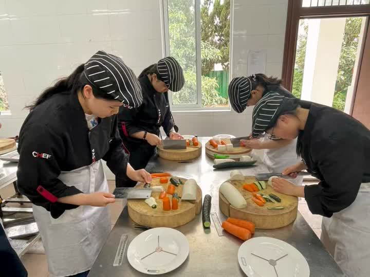 苏大扬 【16人一起考取扬州大学！告诉你，上大学本科，还有一条道】全班有16个人