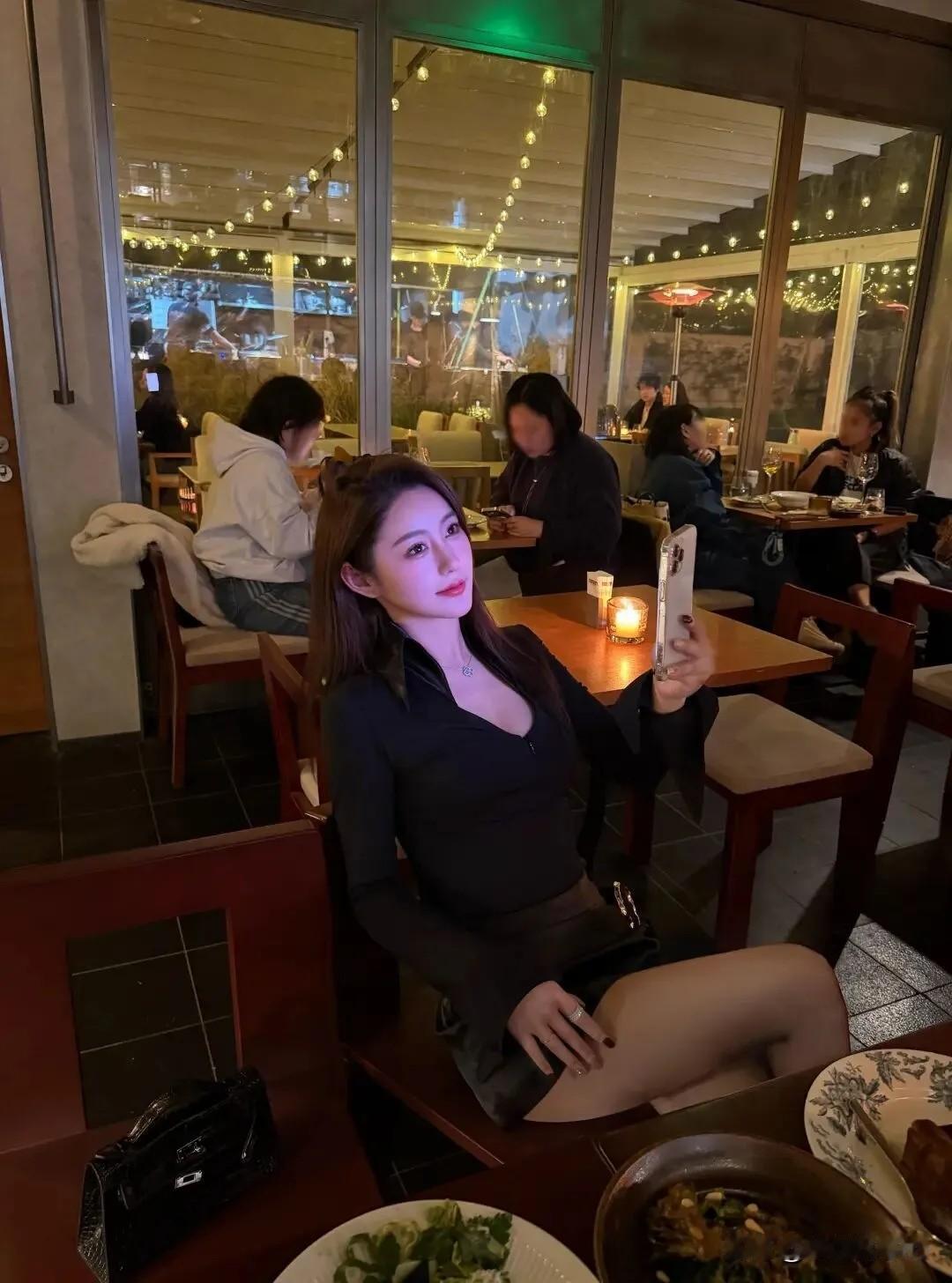 娱乐圈有不少让人过目难忘的美女。林青霞美得大气，她在《东方不败》里，一袭红衣仰头