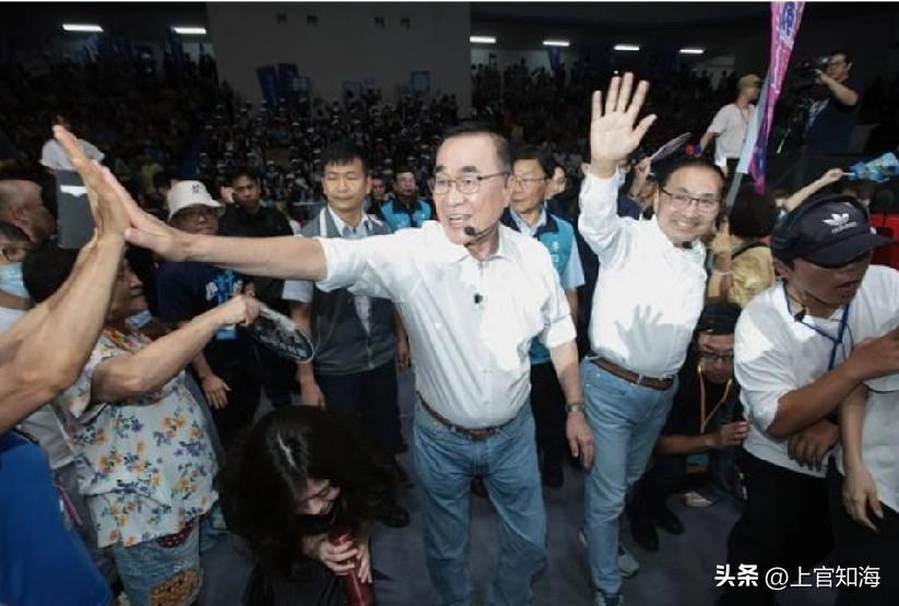 侯友宜一天三度同框，李四川板桥造势座无虚席，郑丽文这回可以放心了。就在9月12日
