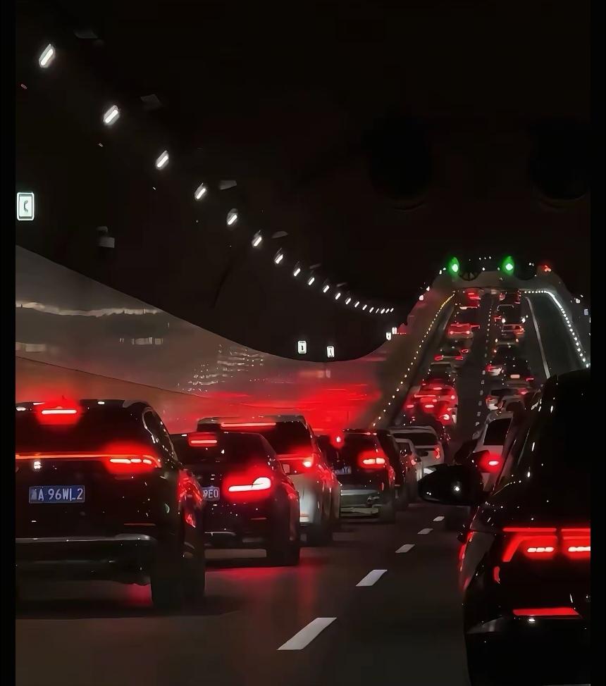 当金钱成为你世界里唯一的光，说明你的内心早已布满了看不见的伤