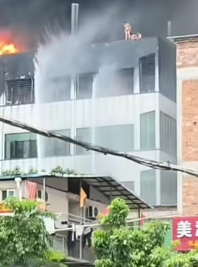无人机把救生绳送上去不行吗？而且都容易找到！专业救援队肯定有救生绳，即使没有，给