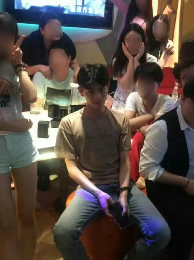 家人们，丁禹兮大学时期这照片，干净又阳光，完全就是小说男主走进现实，爱了爱了。 