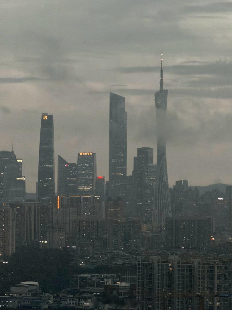 今天广州这雷暴太强烈了，酒店居然给我安排了一间转角房，今晚可以270度欣赏闪电～