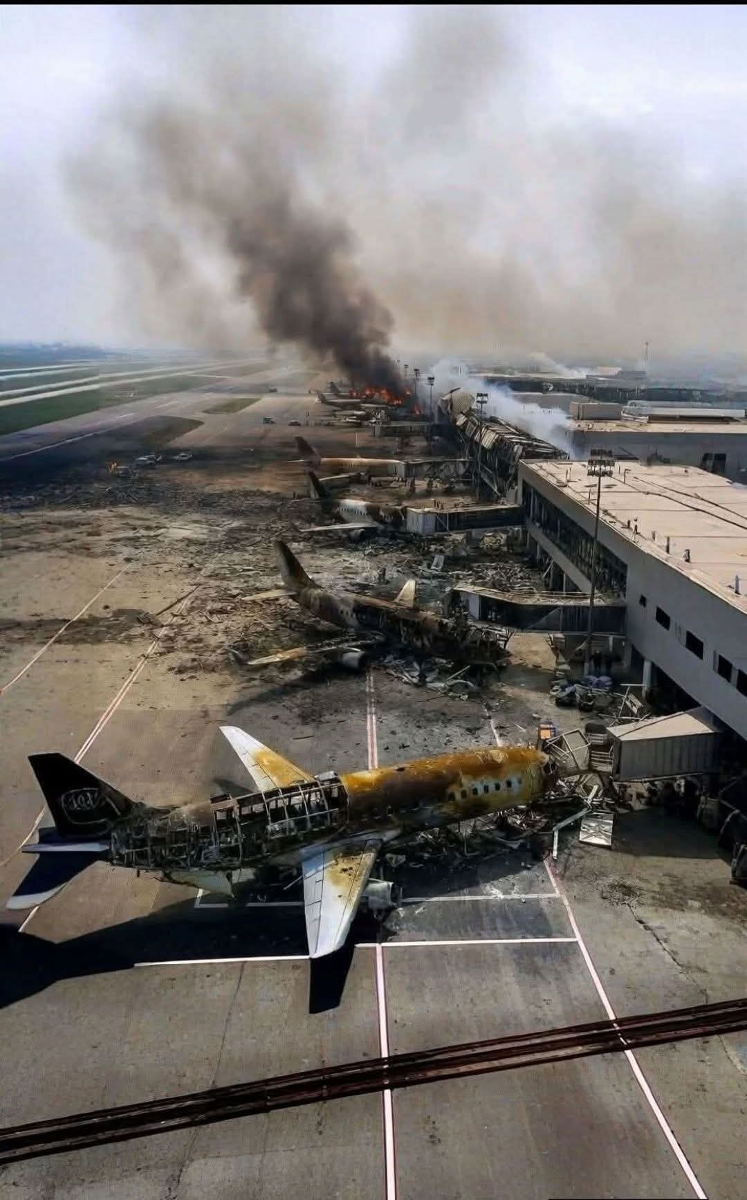 最新流出的照片显示以色列本古里安国际机场早先受到伊朗攻击的情况。美军被曝对伊朗退