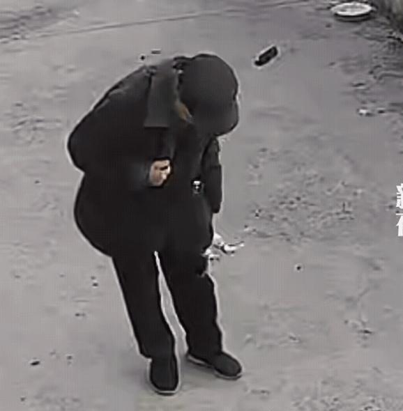 57岁大爷遛弯，一只奶猫顺着裤脚爬进棉袄，贴肚皮睡成热水袋。
剑桥刚测过，猫在1