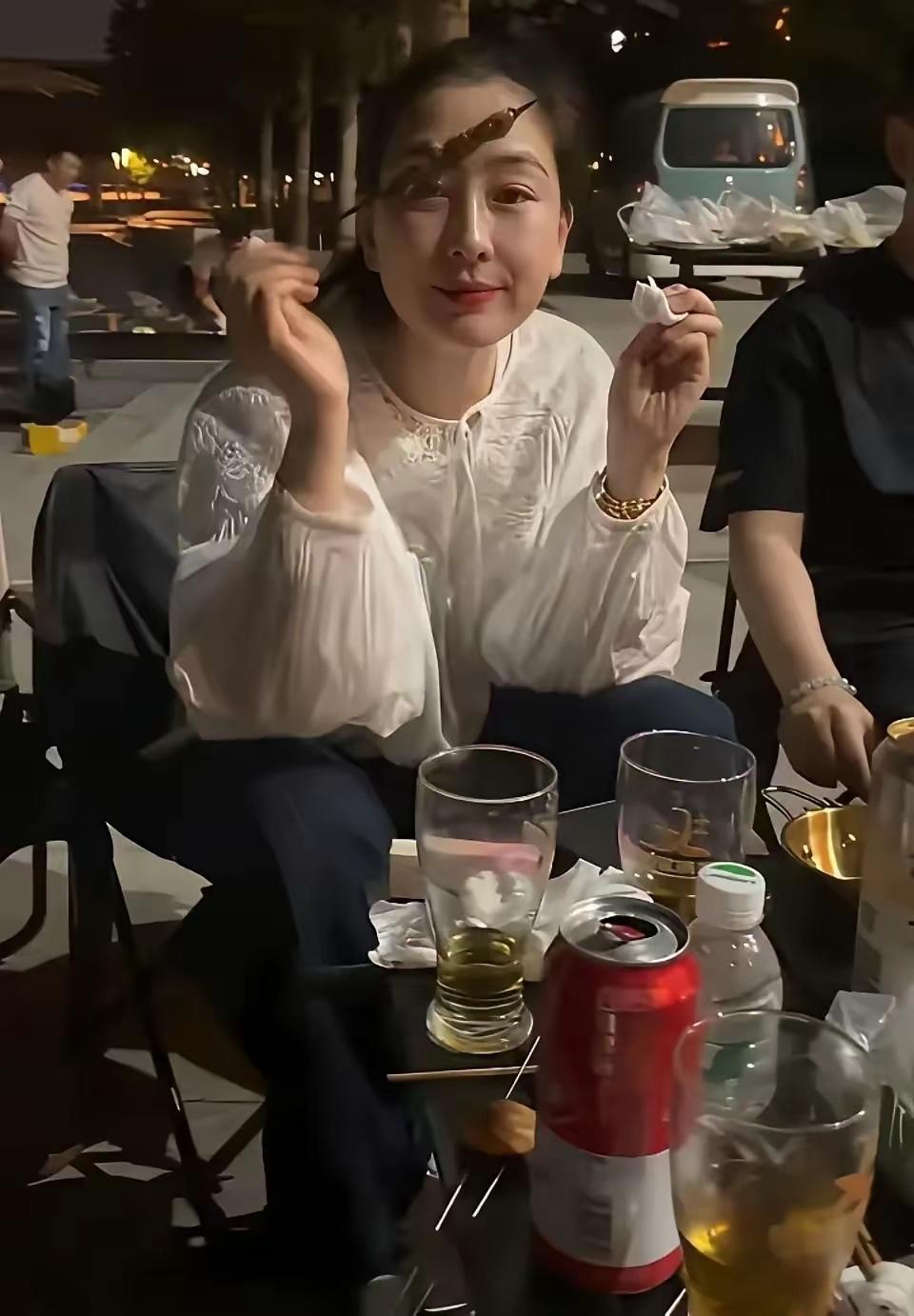 马苏这么大的明星非常接地气，在路边吃烧烤啤酒