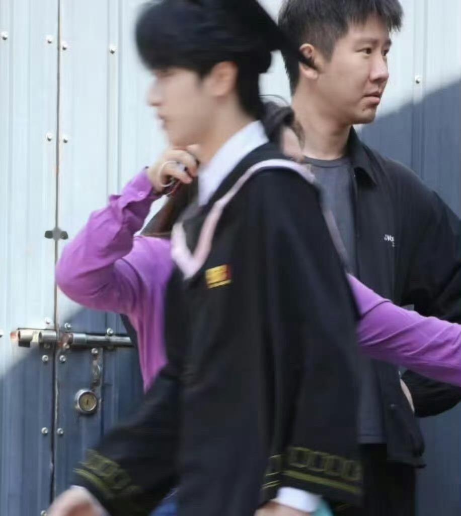严浩翔学士服路透严浩翔穿学士服路透，又到了人生一个重要节点，小严毕业快乐啊