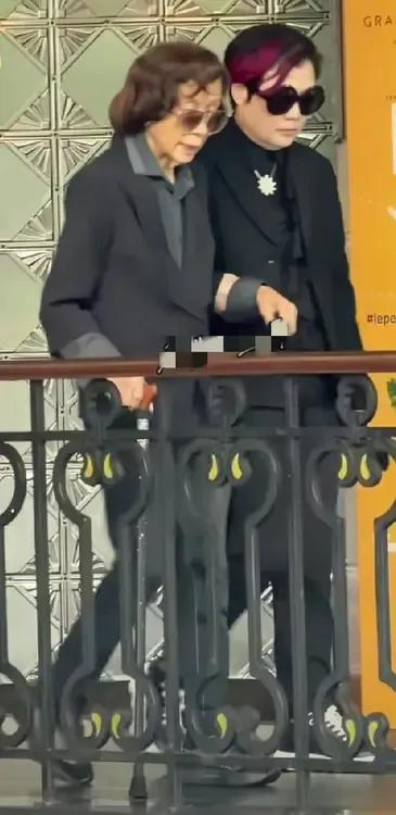 莫文蔚的妈妈莫何敏仪现身施南生的追思会，送别同行挚友最后一程。
莫何敏仪和施南生