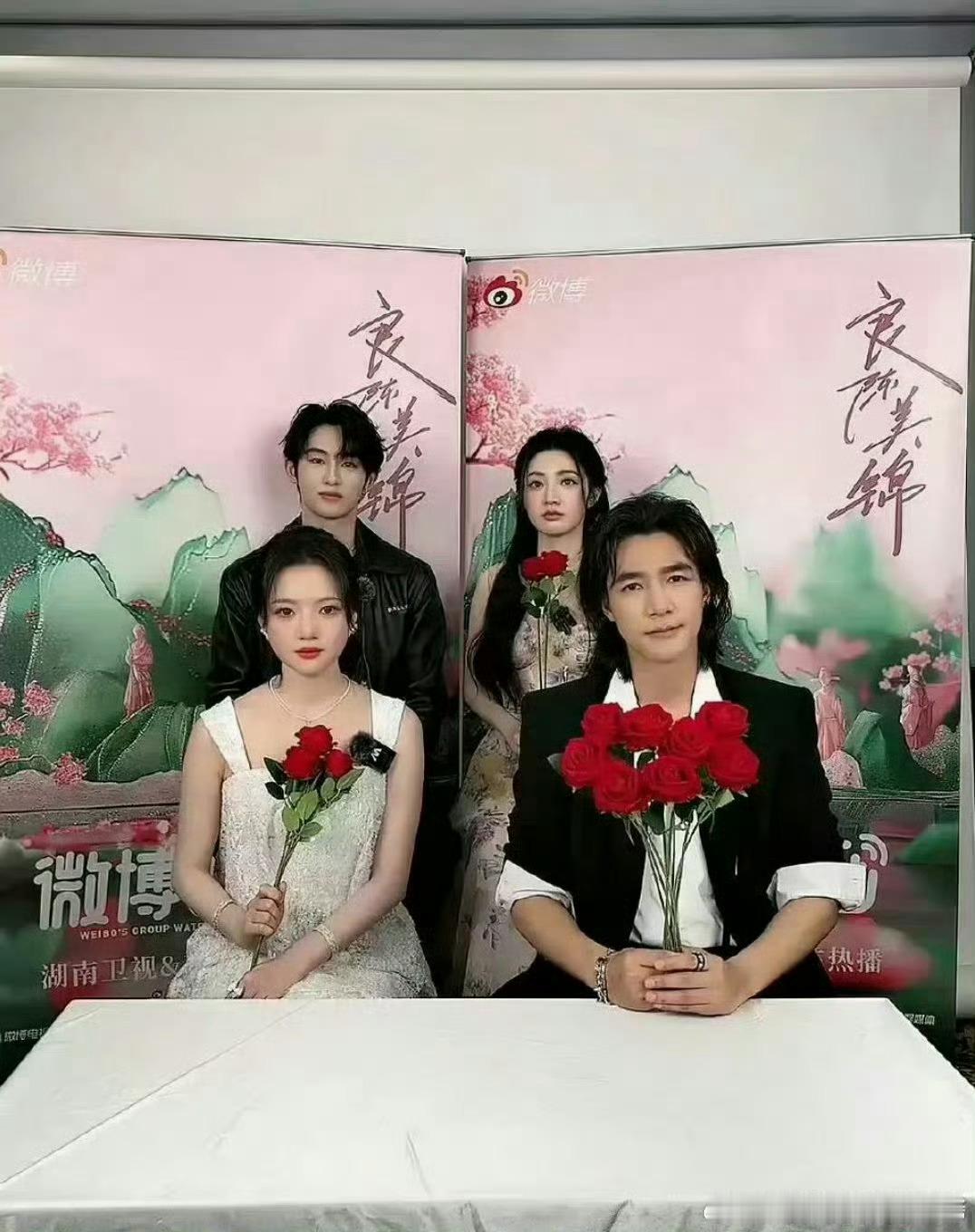 虽然后面俩人是坐高脚凳但是看起来好像罚站啊