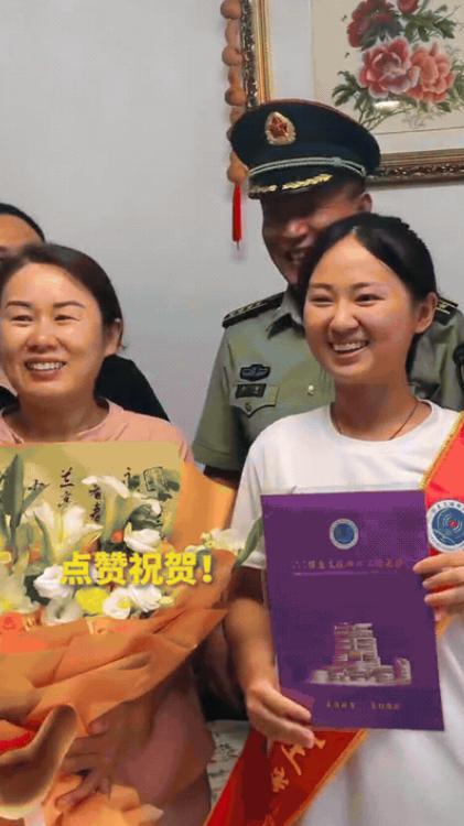 “火到人民日报了！”山东淄博，一位母亲正在家做饭，听到小区里面挺热闹，她以为是谁