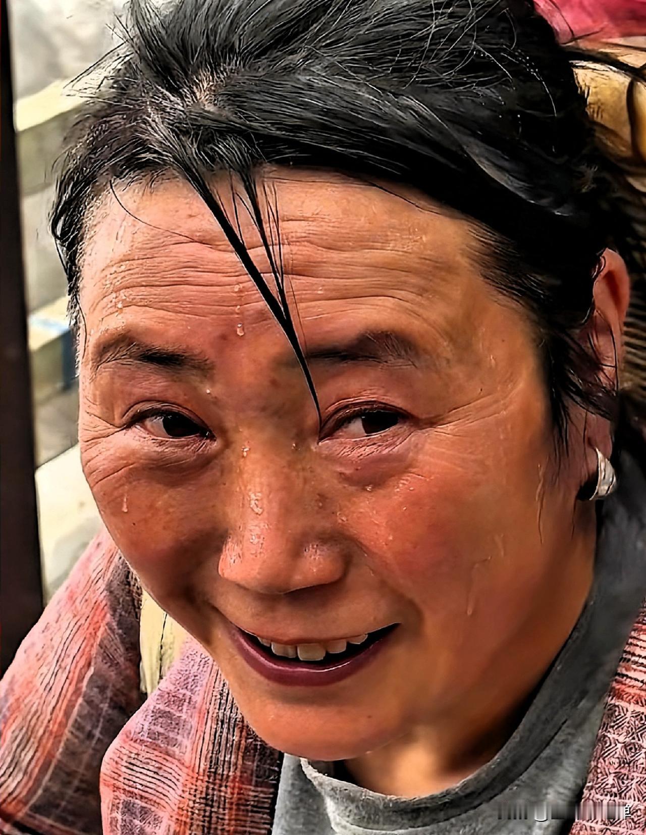 她今年53岁，每天抗着两百斤的货物，在老君山的台阶上往返五六趟。这一干，就是十一