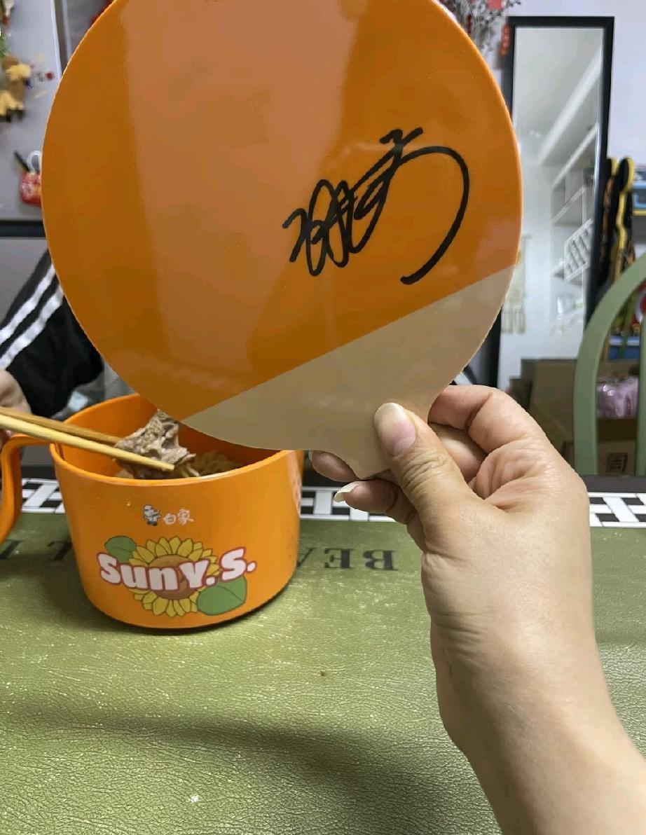 方便面和签名球拍，真是太给力了！
莎莎代言，必冲一单。
看看总部白象有多宠莎莎，