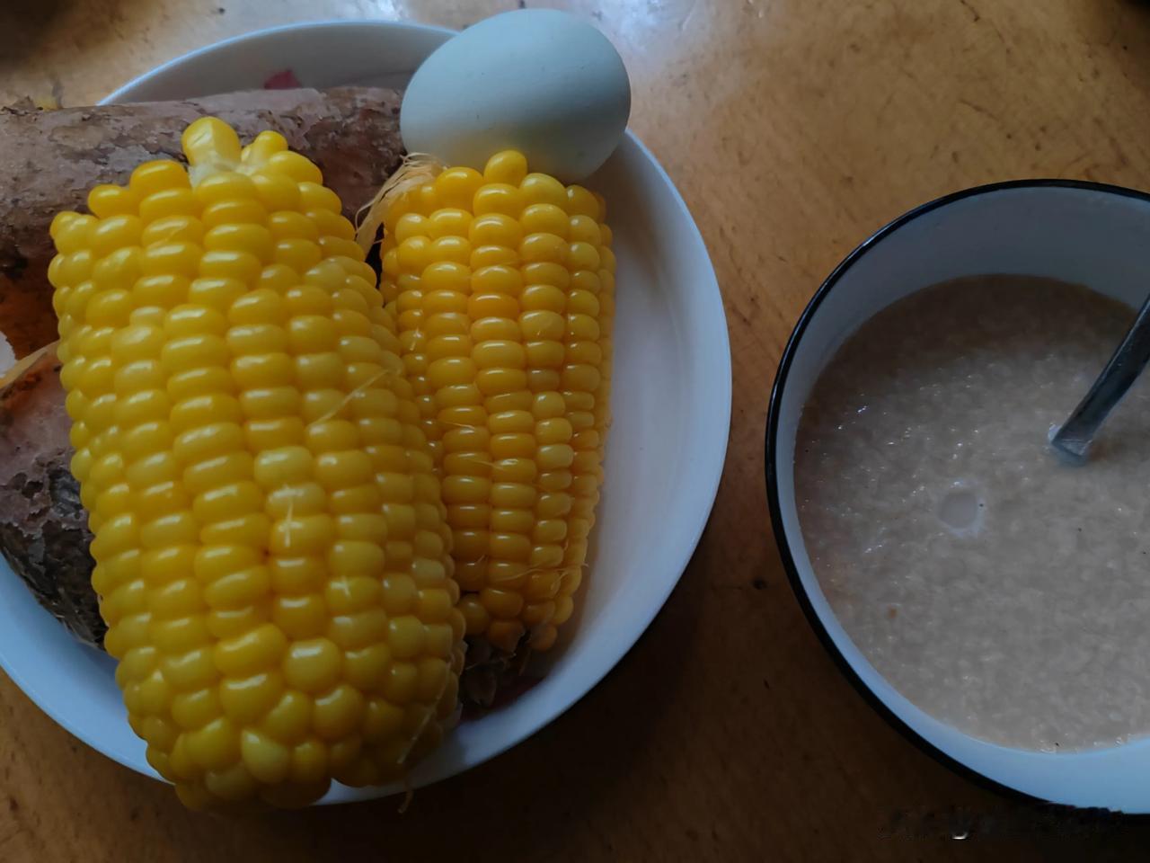 我的退休生活之一日三餐

早饭太阳对屋角，
中饭要等大阳落，
晚饭睡觉起来问，