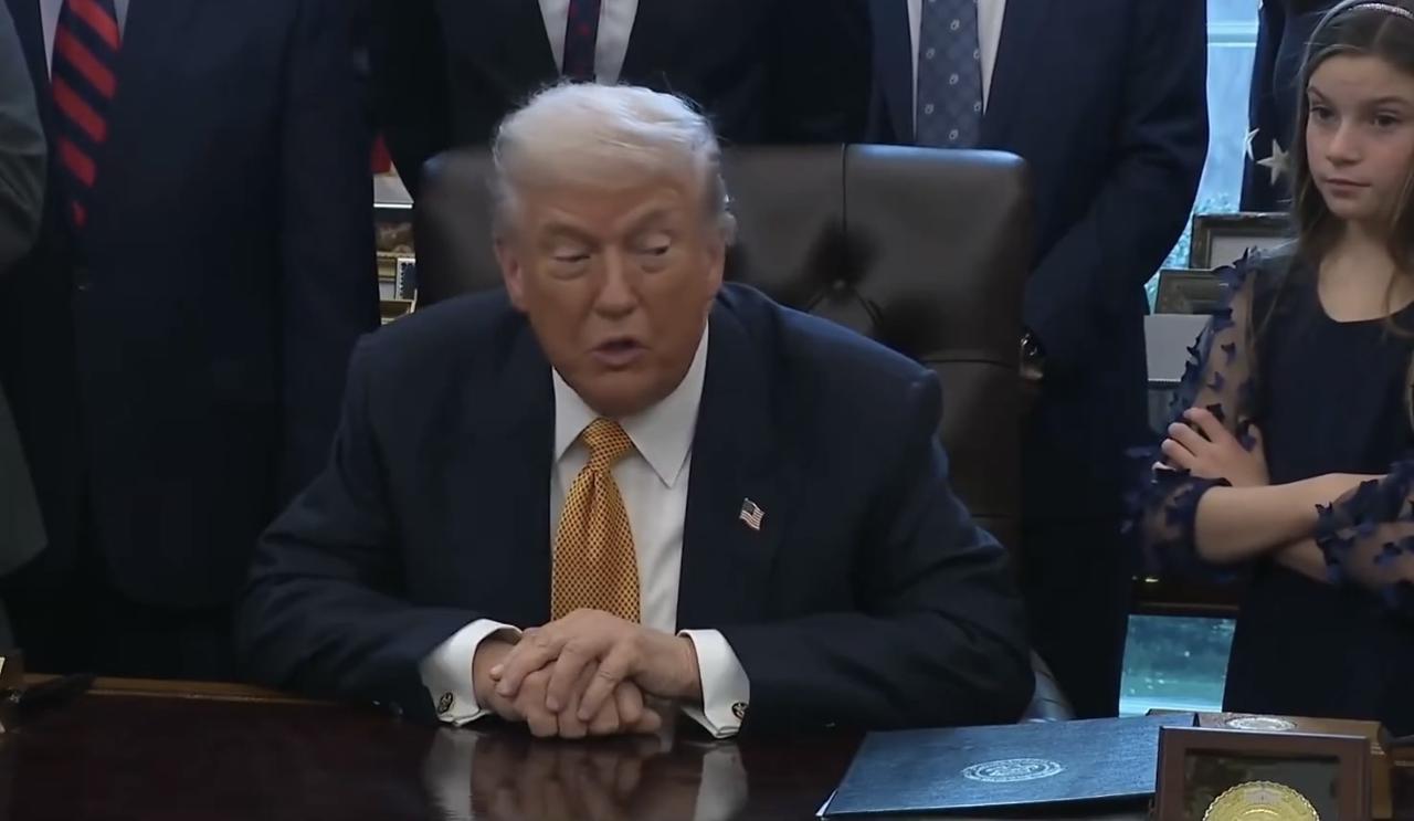 特朗普再谈格陵兰岛：

“我不能指望丹麦能够独自保卫自己。他们讨论过这个问题，甚