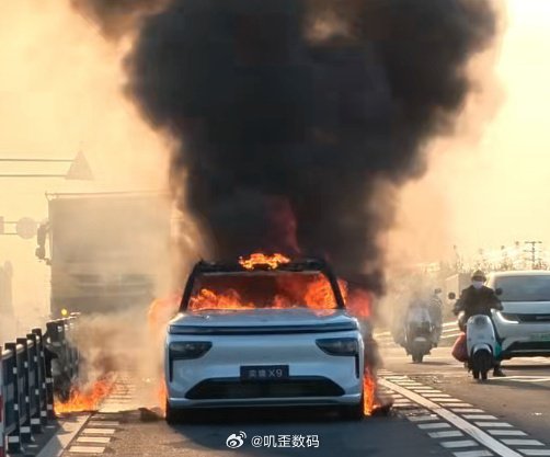奕境X9被渣土车追尾电池完好大部分的电车在电池起火之后，都烧成了白色骨架，你看这
