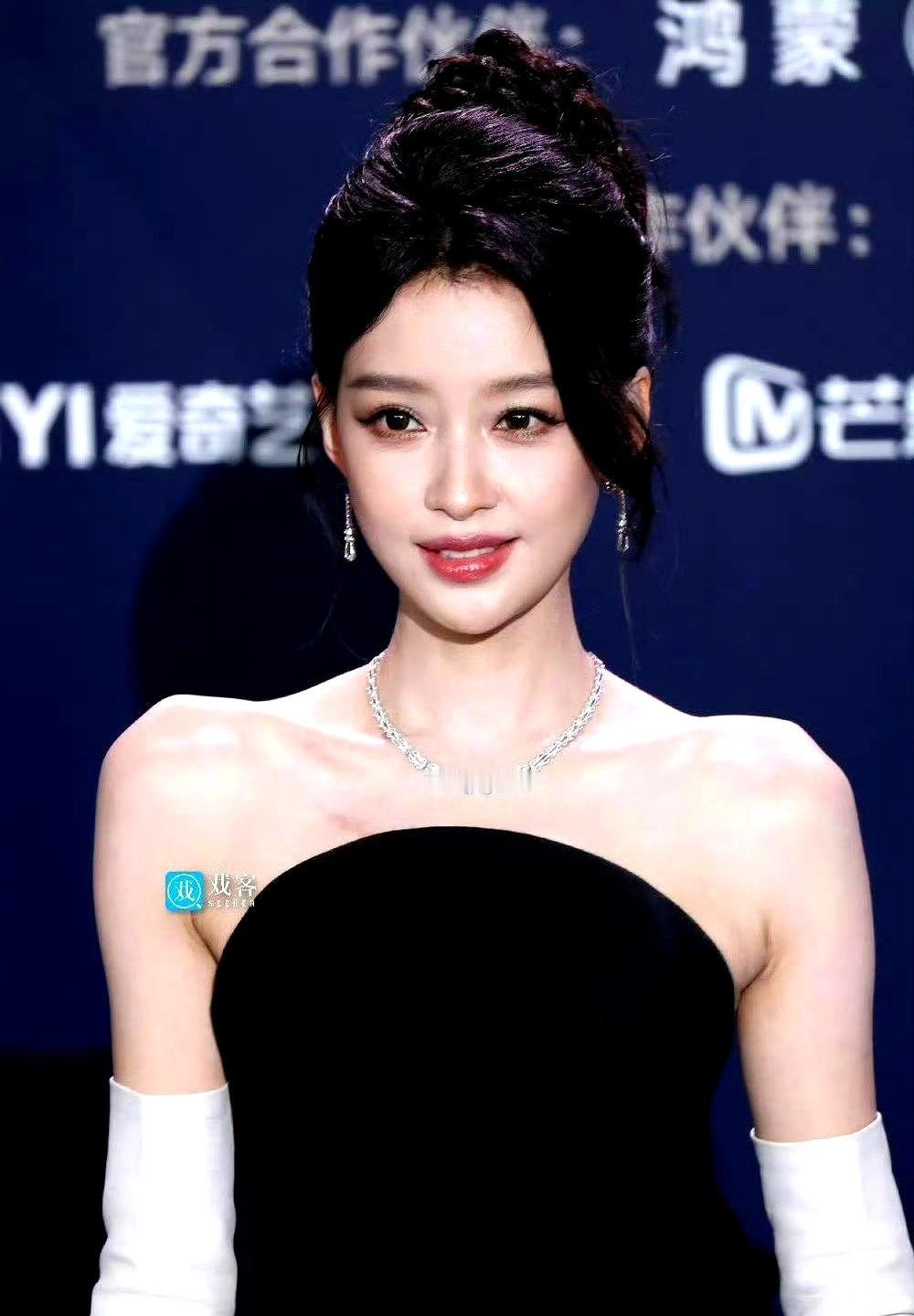 导播是懂观众的，镜头语言的艺术算是被他玩明白了。

吴磊正在台上侃侃而谈，话筒递