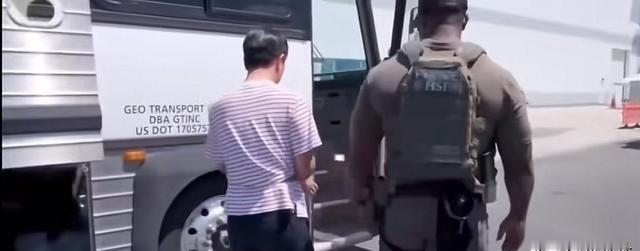 韩国人彻底看清了吧！反华情绪那么高潮，到头来被美国打脸了。对待他们像对待牲口一样