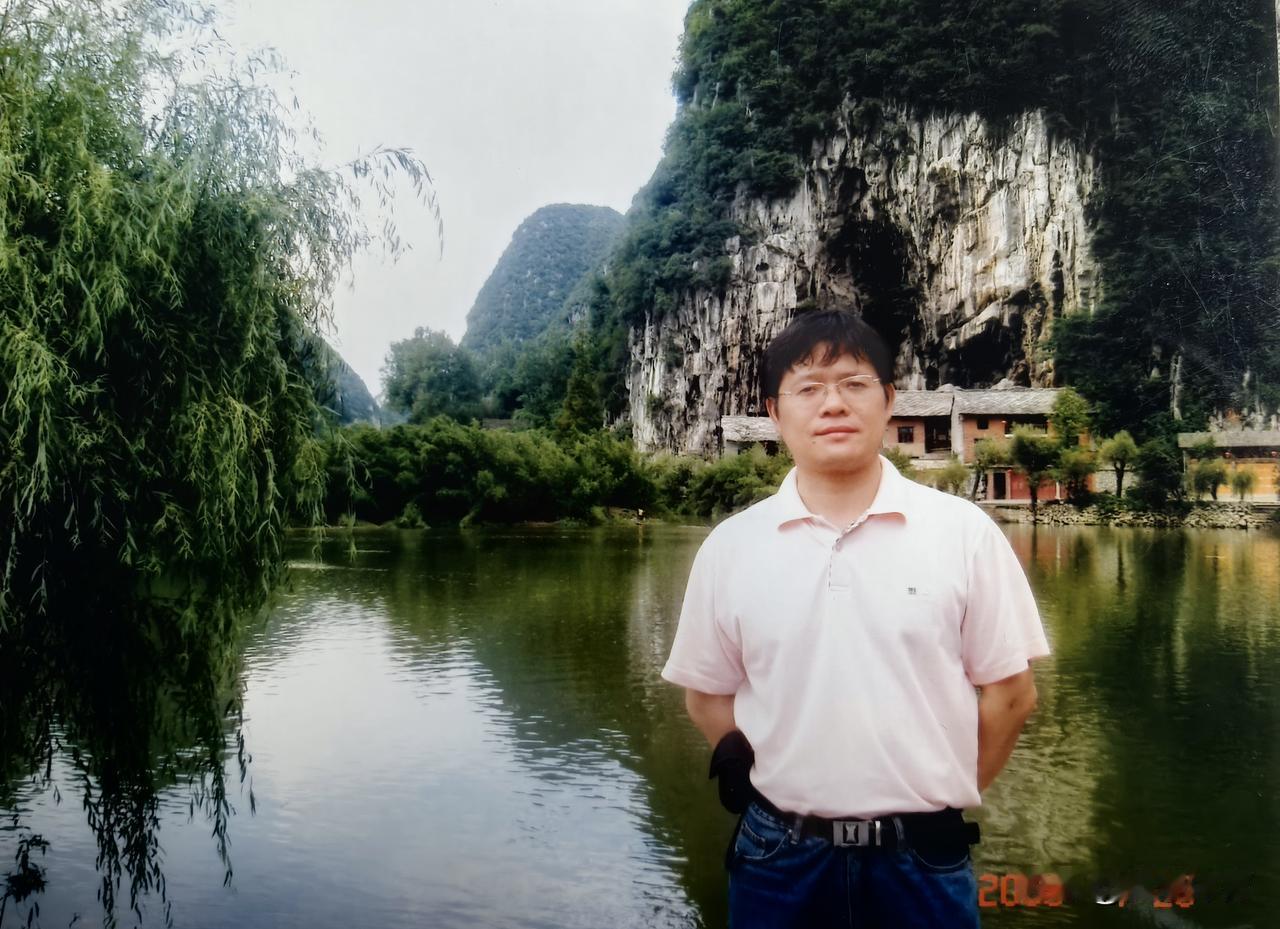 这张照片高度确定是贵州安顺龙宫风景区的漩塘（通漩河沿岸），具体位置在龙宫漩塘岸边