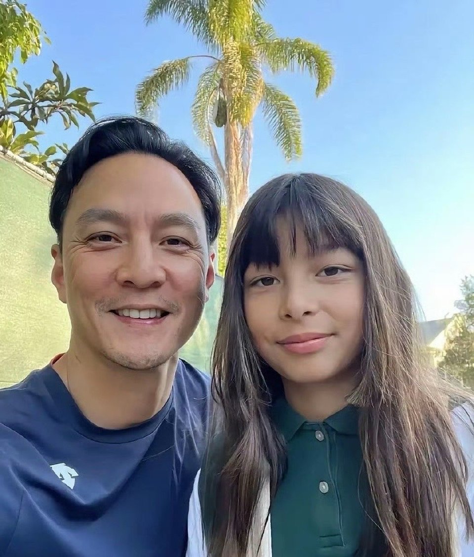 吴彦祖和他的混血儿女儿，果然是亲父女俩，简直是一个模子刻出来的。 ​​​