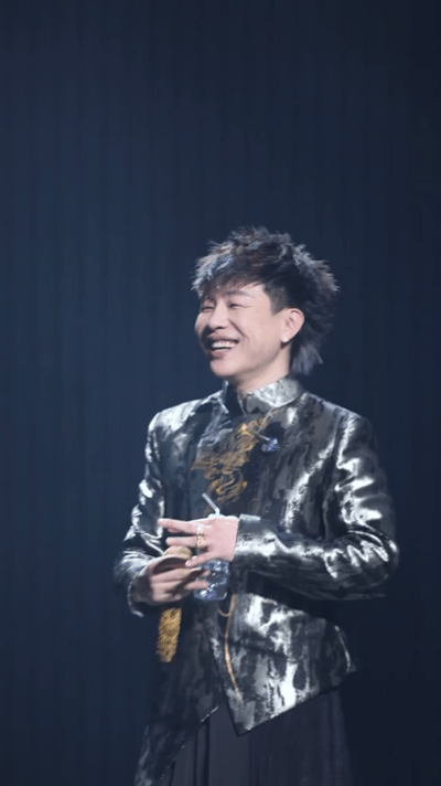 胡彦斌上海演唱会万人齐喊歌王胡彦斌巡演上海站恰逢生日，全场万名观众齐呼歌王，让他