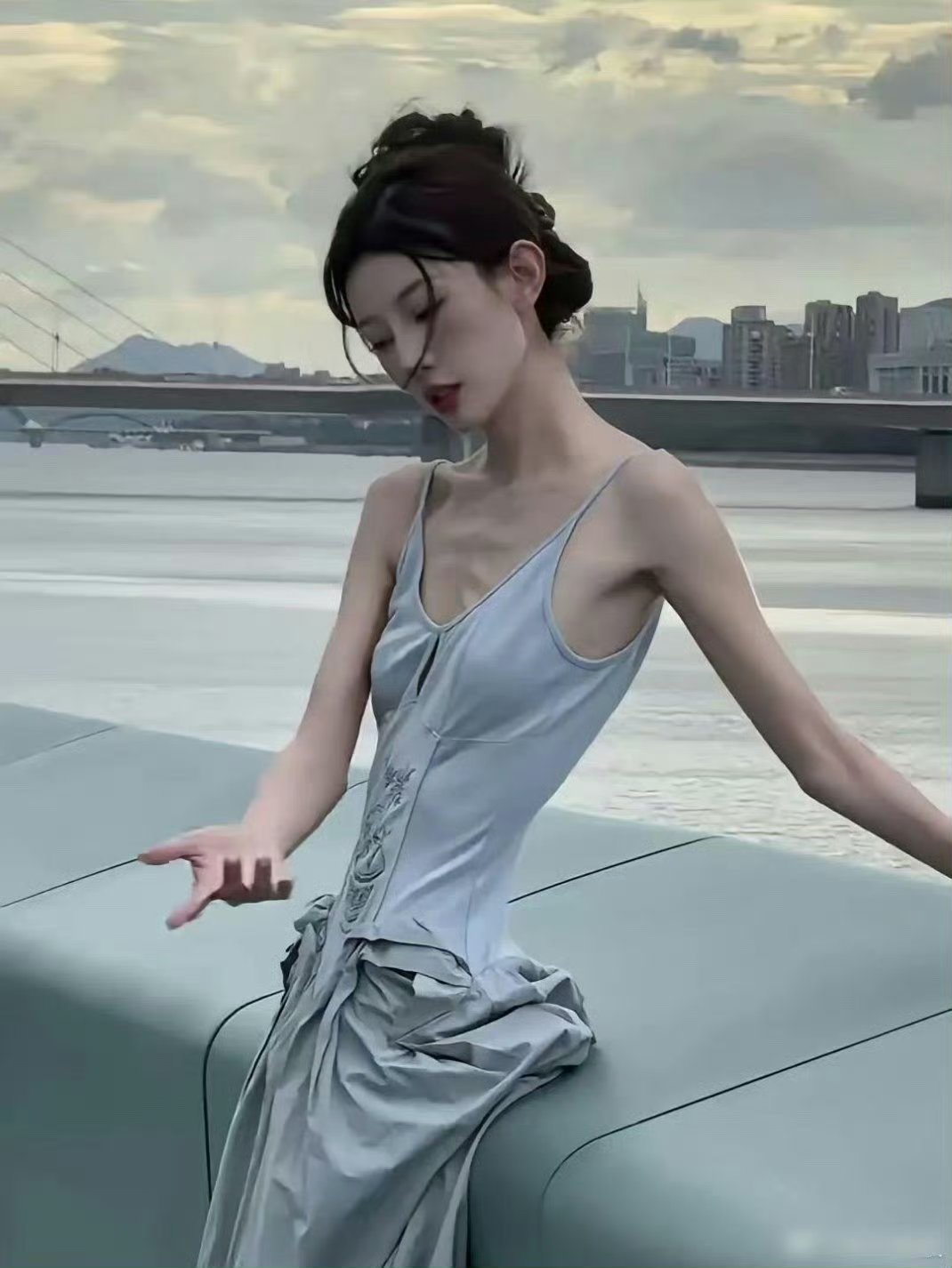1.74m的演员王若曦体重只有64斤，真的有人喜欢这样的瘦脱相的？ ​​​