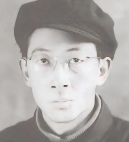 1950年，大汉奸张景惠走进战犯管理所，却看见同为汉奸的儿子穿着军装站在门口，他