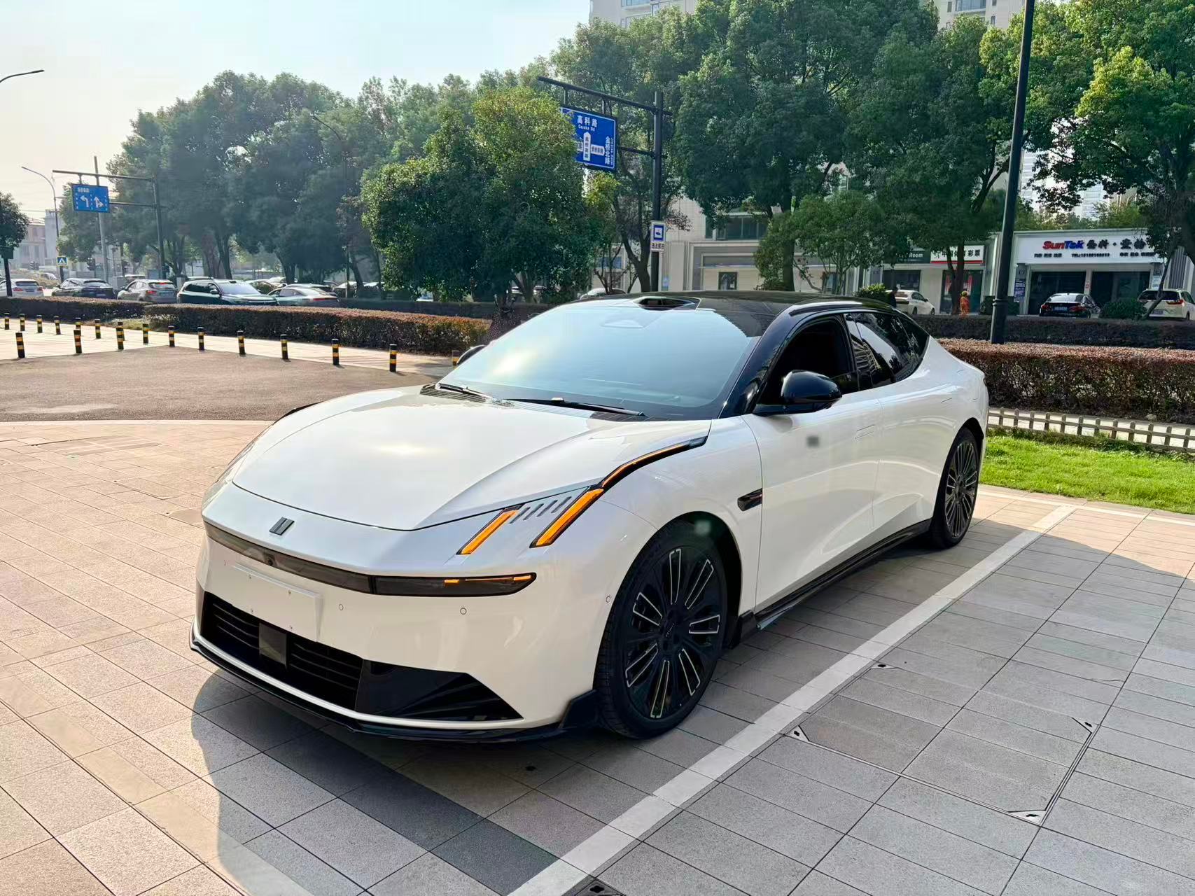 今天要外拍 跟大家聊聊这台电混四驱轿车 首先说明的一点是：我混动开的确实比较少日