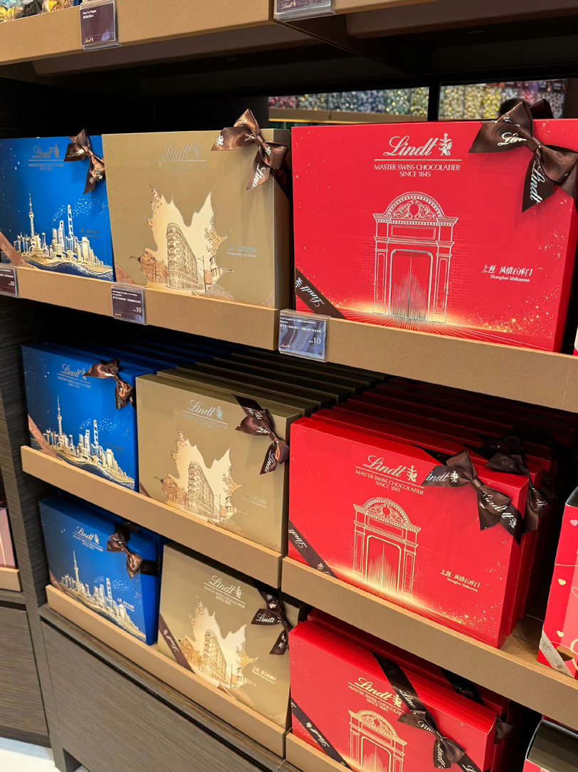 匠心代代延续，甜蜜在此相融。感受 Lindt 瑞士莲巧克力独有的丝滑，从甄选可可