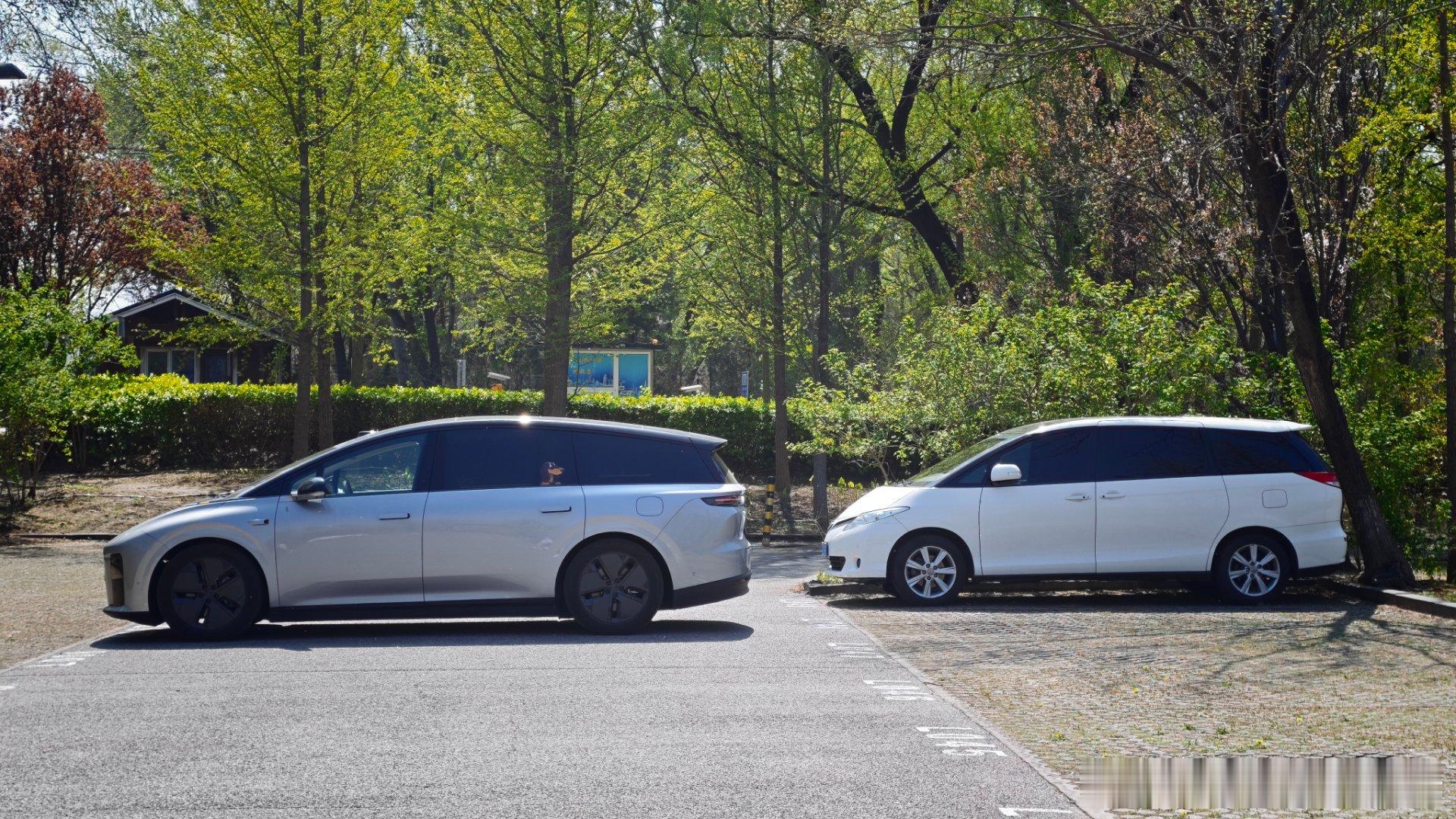 一直觉得丰田普瑞维亚这种鱼形车身是家用车的最佳形制。前头短空间大，风阻低，中间高