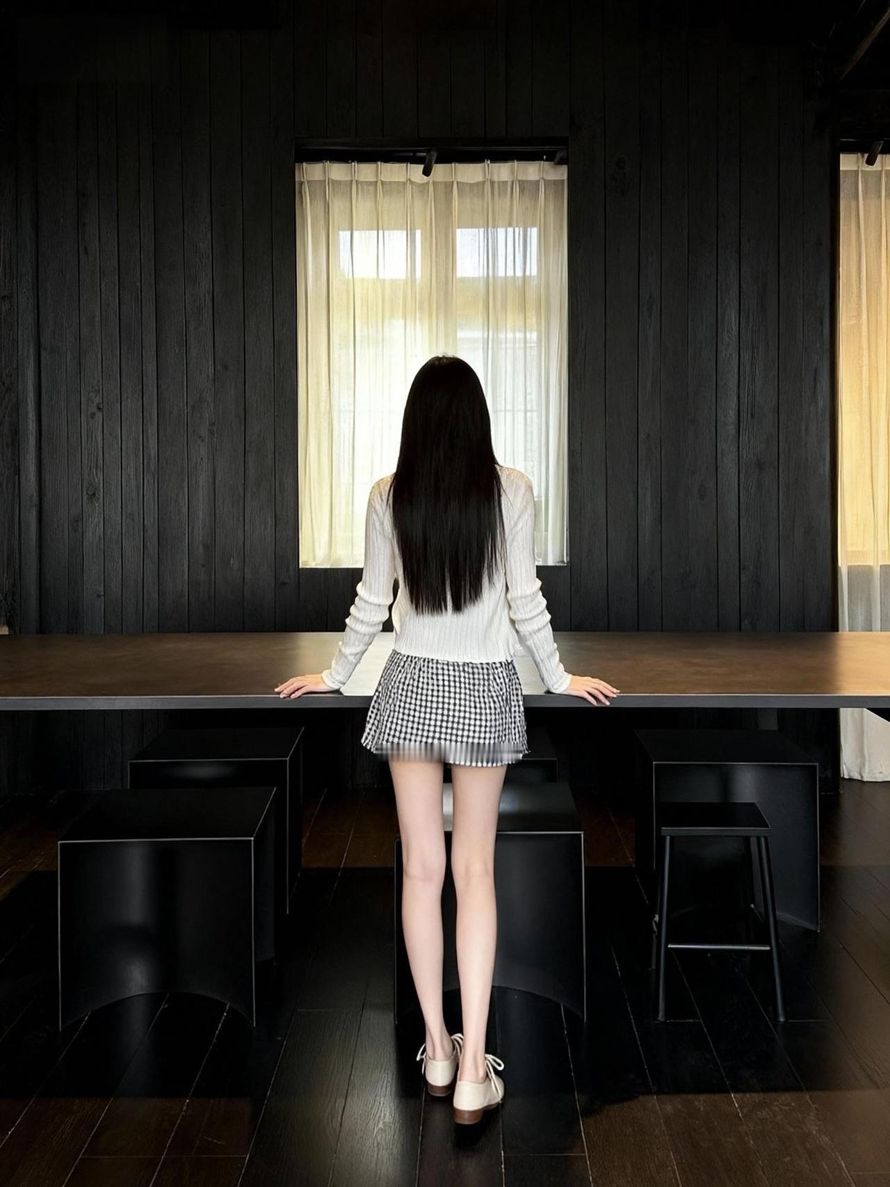 优雅灰裙，复古风潮，时尚穿搭气质黑裙搭配