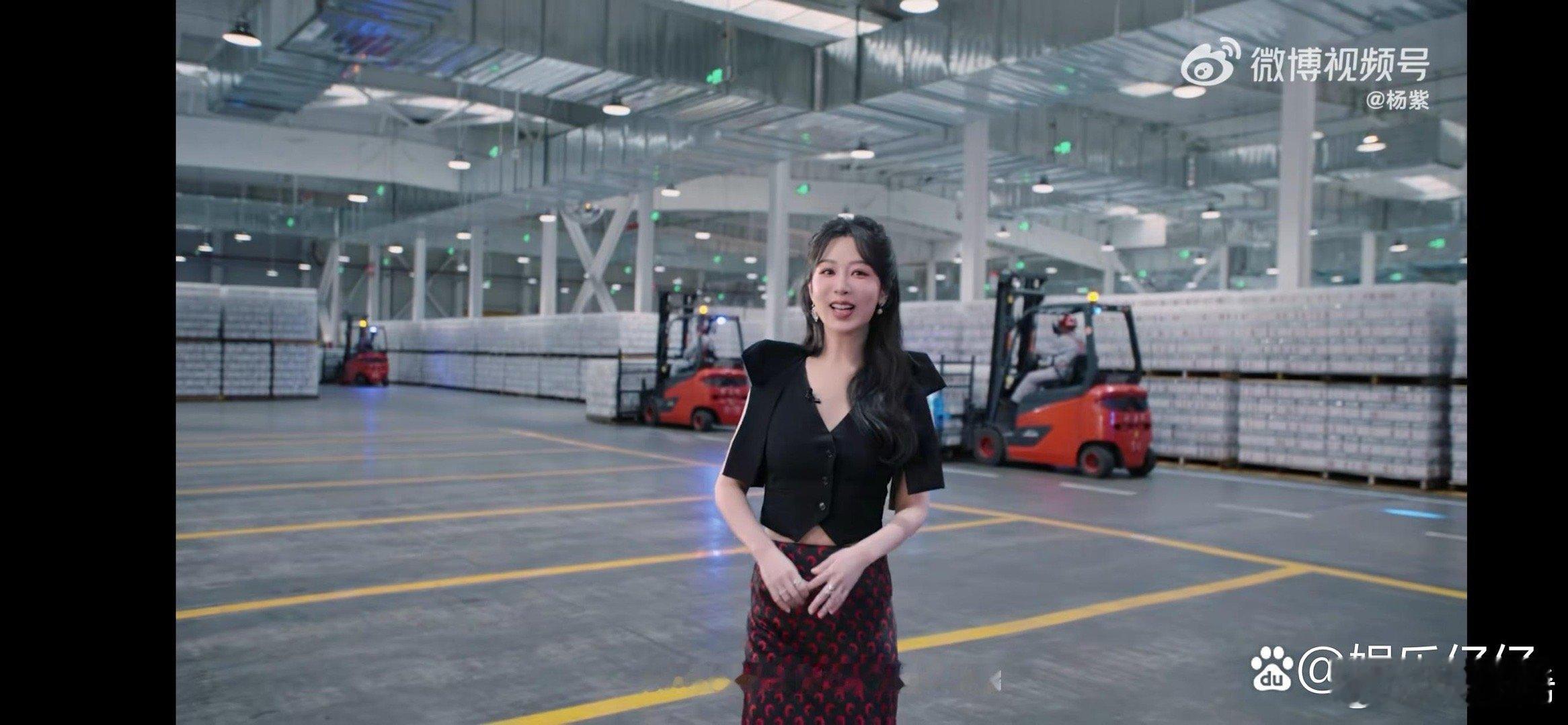 杨紫现在的造型师是谁啊，这衣服让人眼前一黑又一黑，谁家女顶穿成这样？ 