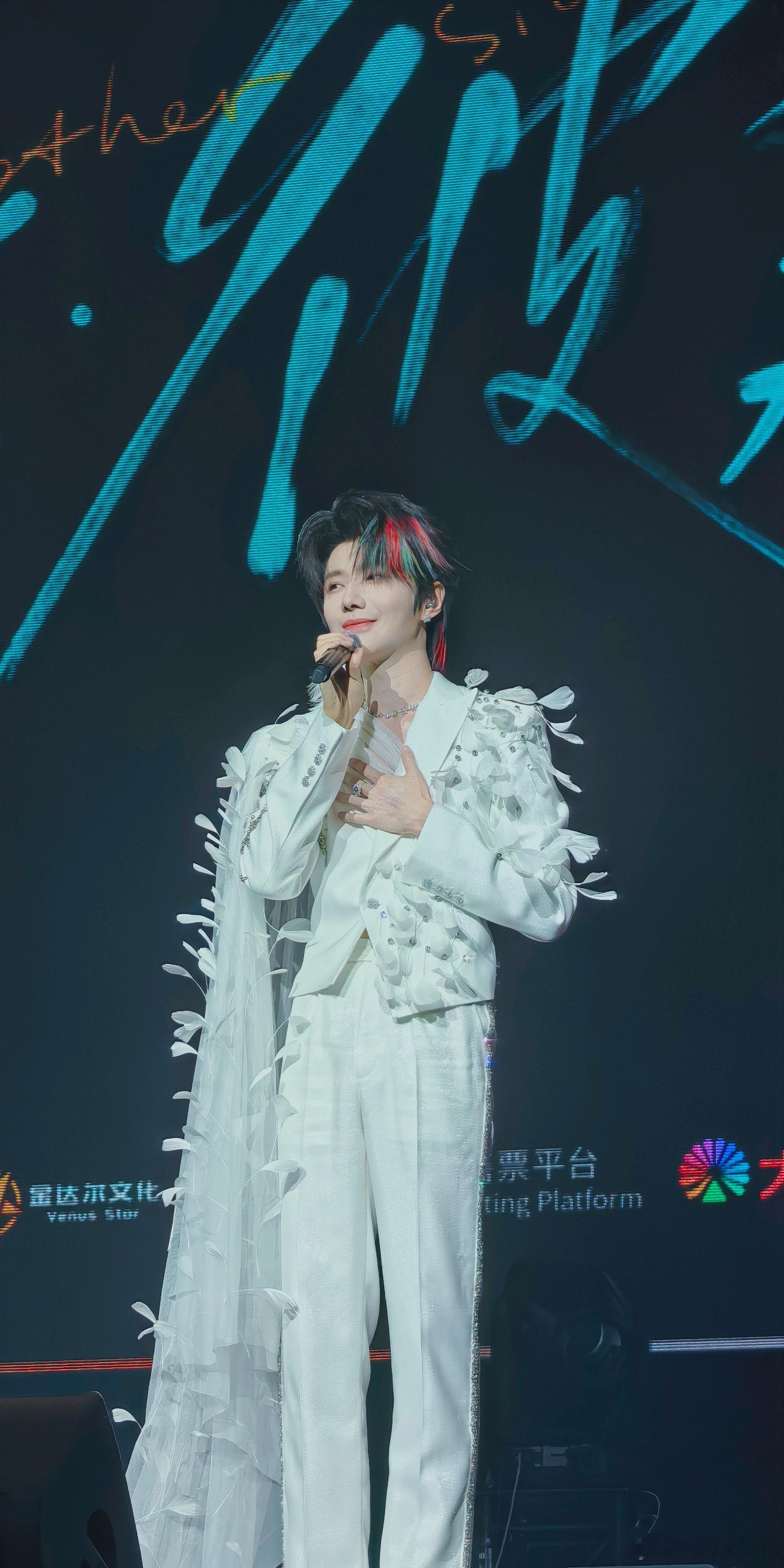 貌美的白衣王子，头发还漂染了也郝熠然曼谷演唱会