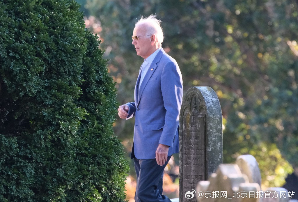 #拜登放疗后首次公开露面#【#拜登前列腺癌放疗后首次现身教堂#】据美国《纽约邮报