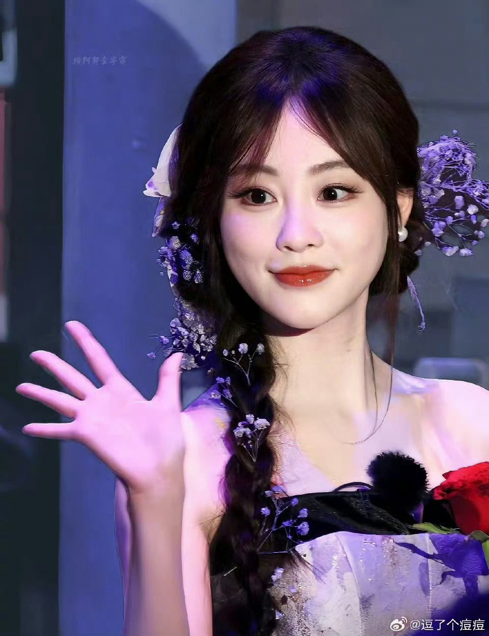 祝绪丹周芷若祝绪丹周芷若妆造 祝绪丹版周芷若妆造惊艳出圈，眉眼如画气质出尘，黑衣