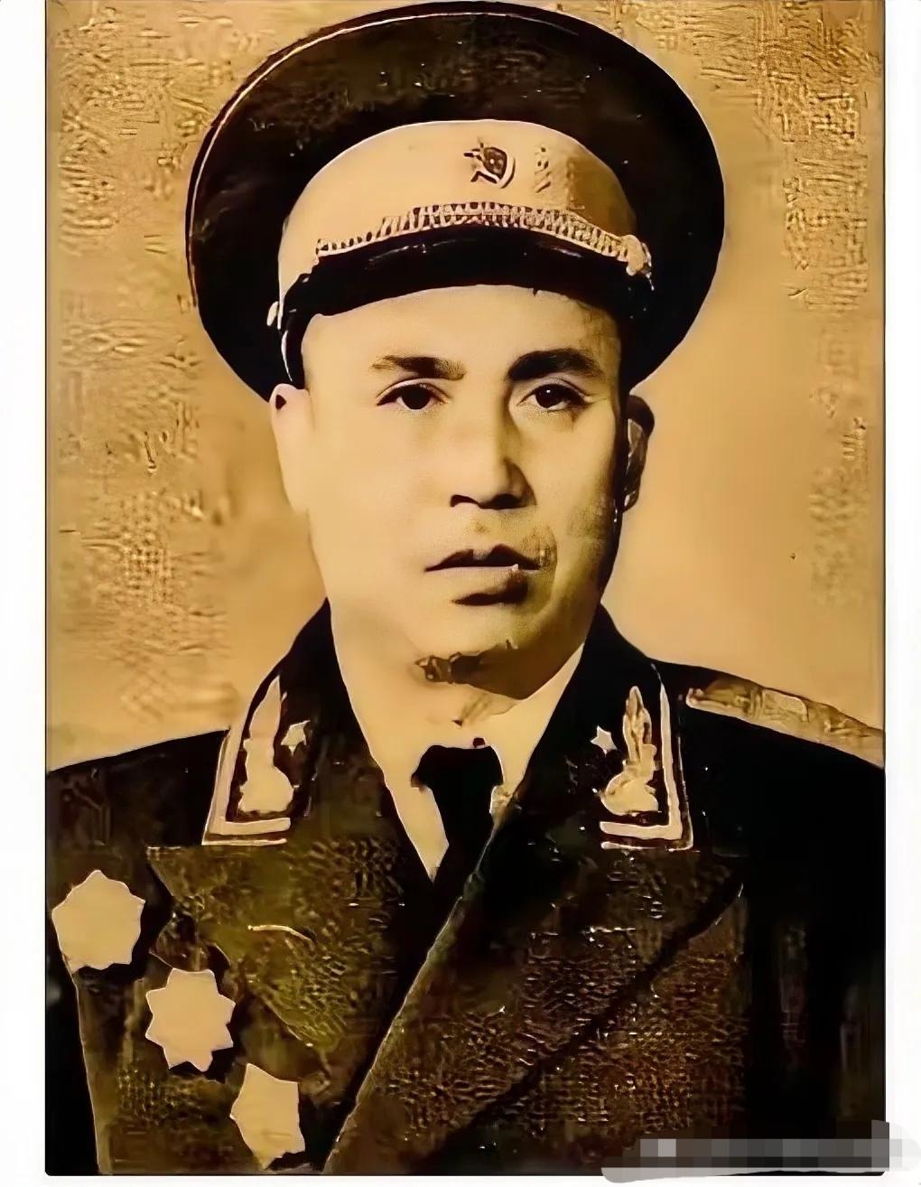 1947年，四野一位师长娶了牺牲战友的遗孀。新婚夜，他没碰新娘，反而对着她提了个