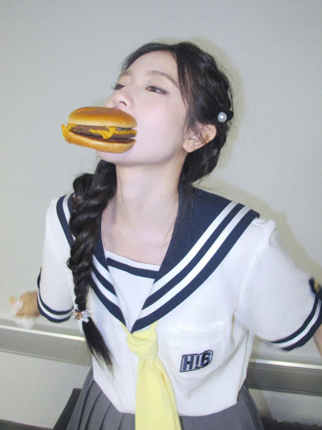 李兰迪用脸写囧字李兰迪用脸演囧你好星期六游戏环节李兰迪表情管理下线，五官生动演绎
