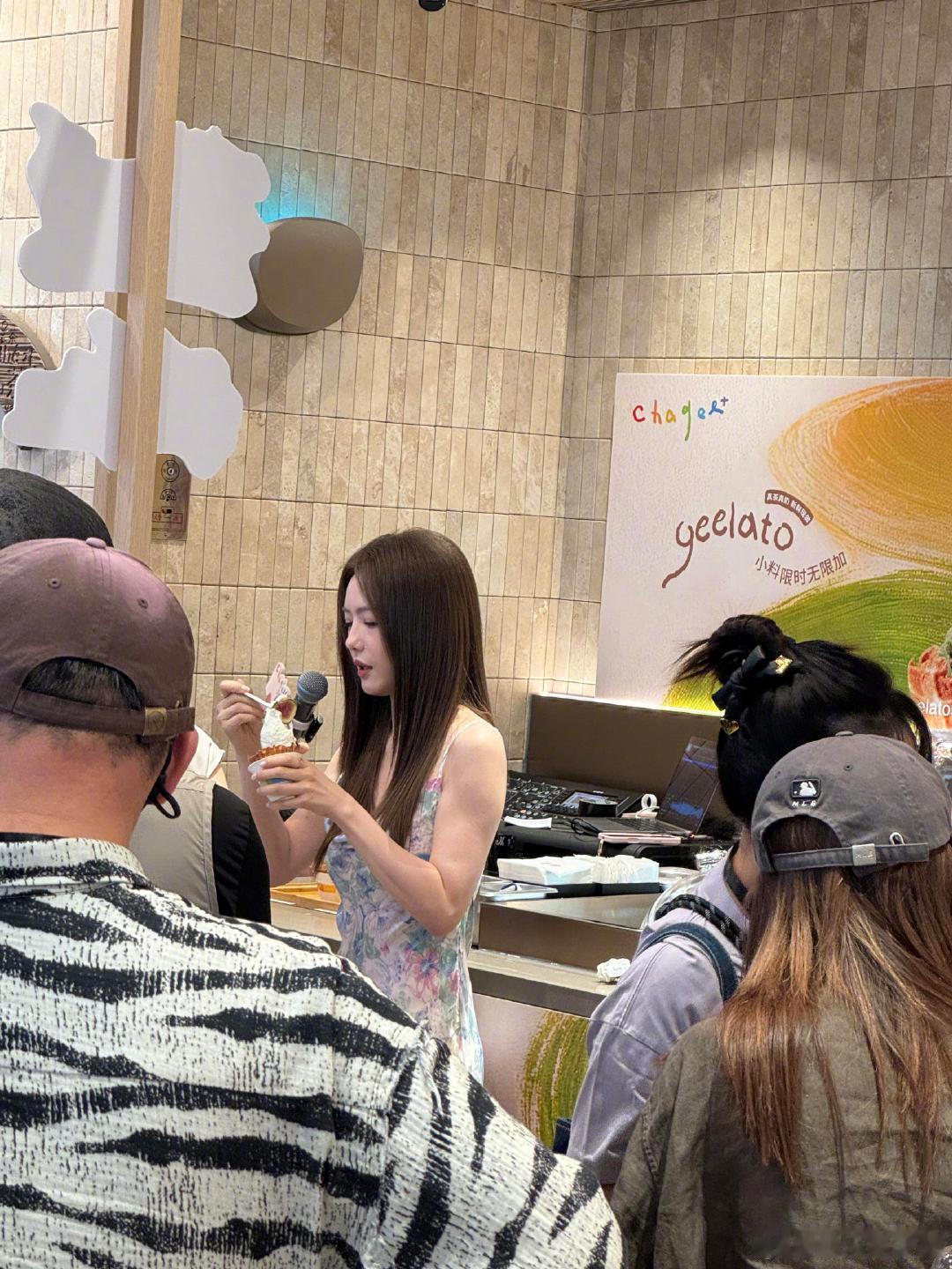 蔡文静geelato加小料不手抖 果然美女都爱吃这种清爽不厚重的甜！看蔡文静试吃