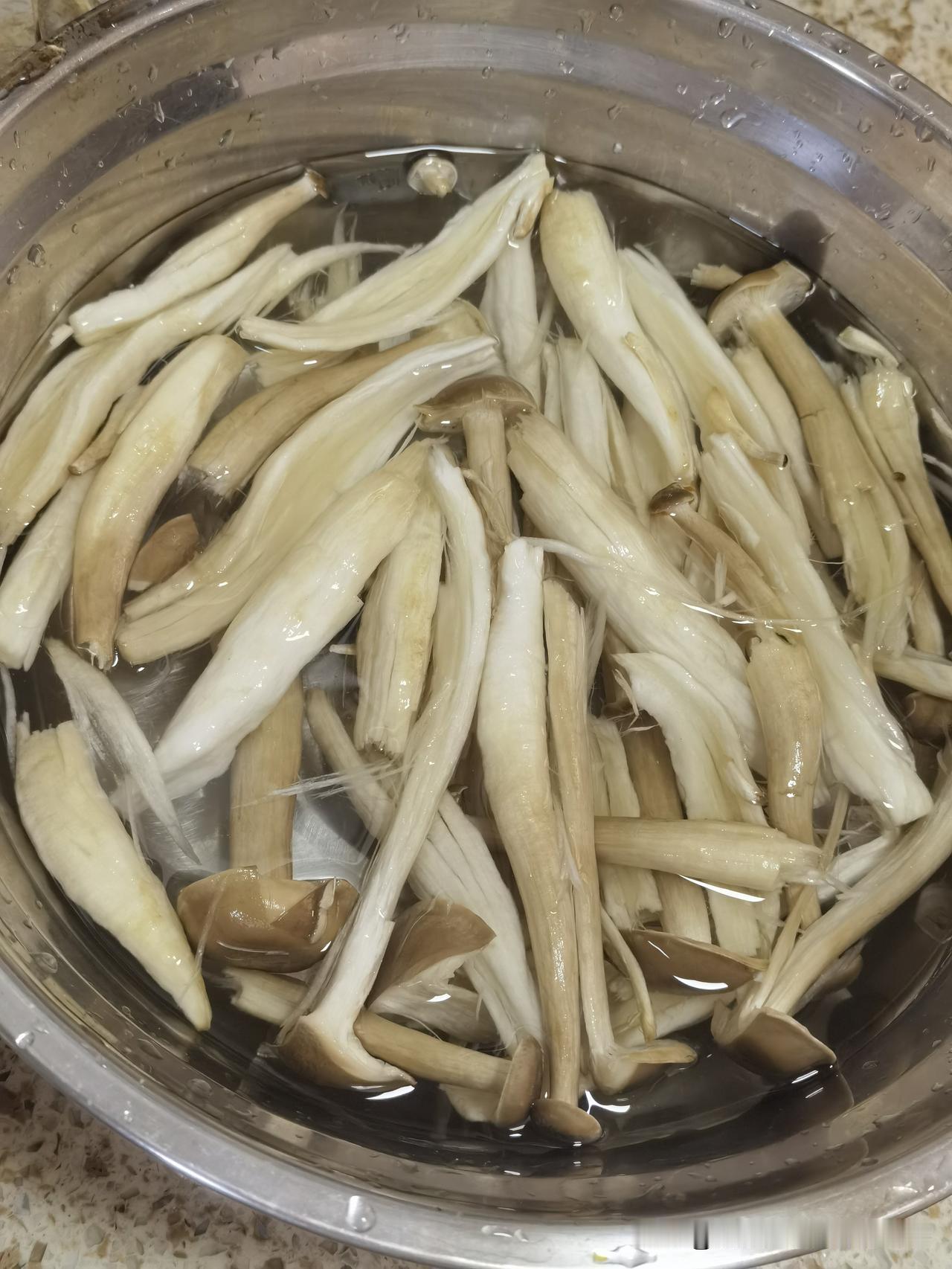 鸡枞，百果，腊猪脚

     鸡枞、百果和腊肉猪脚炖汤，这组合简直是鲜上加鲜！