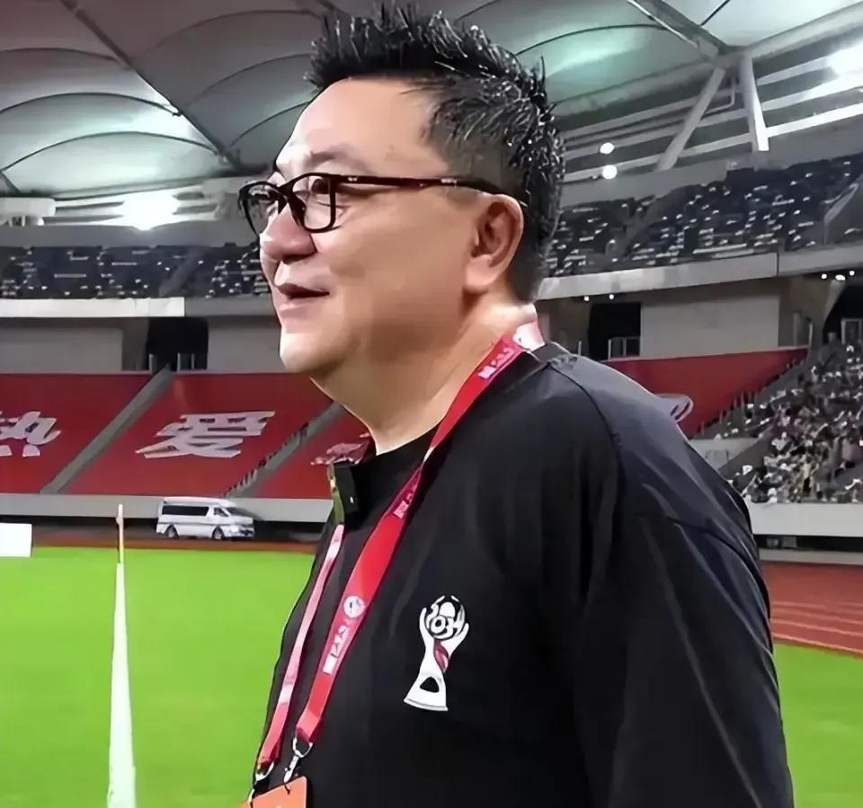 [月亮]自掏5400万的董路，开500万的劳斯莱斯，住10万一平的豪宅，手腕上是