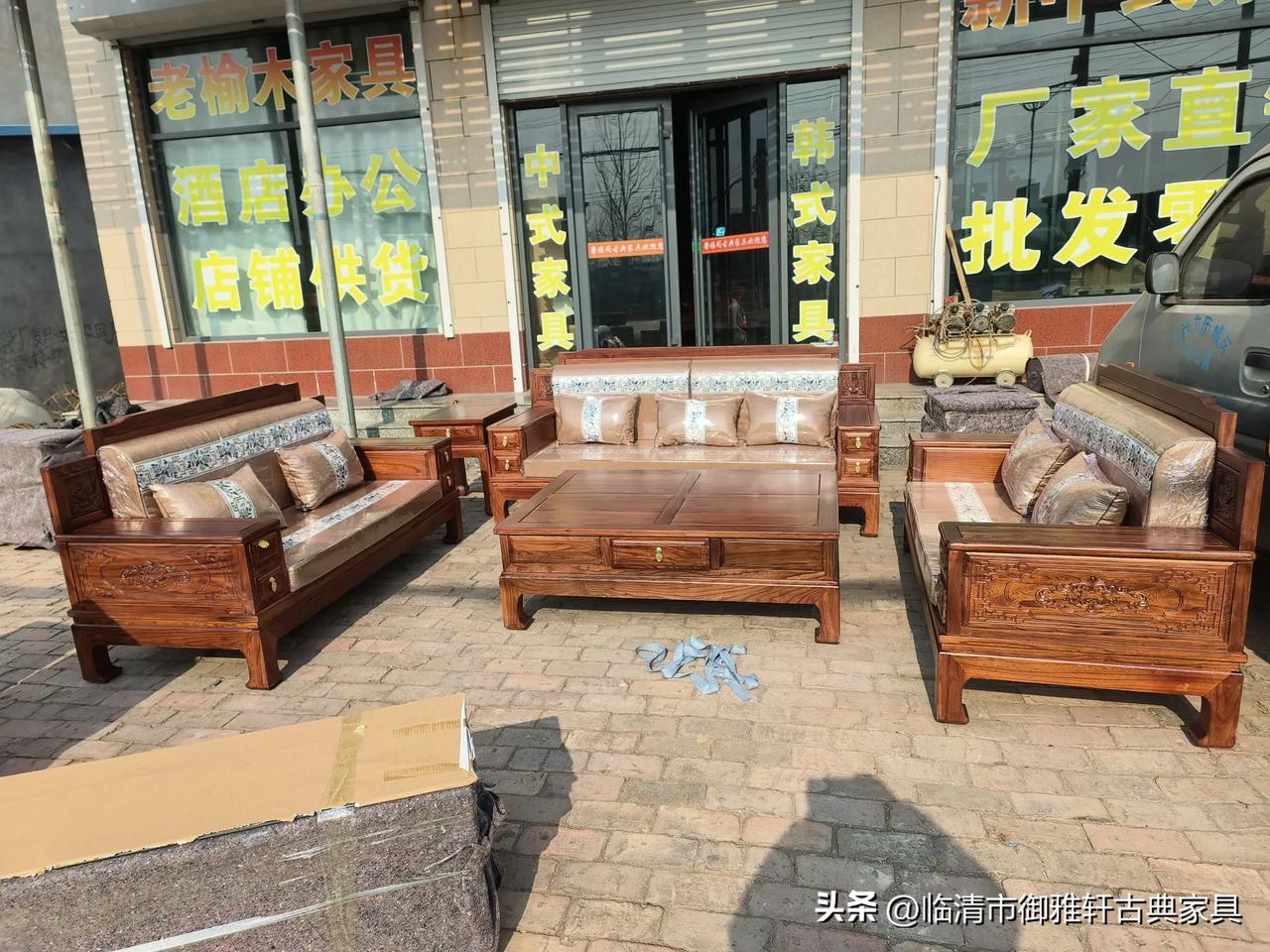 北方榆木新中式风格沙发：摒弃明清家具繁杂雕饰，线条更为简洁流畅。扶手与靠背采用直