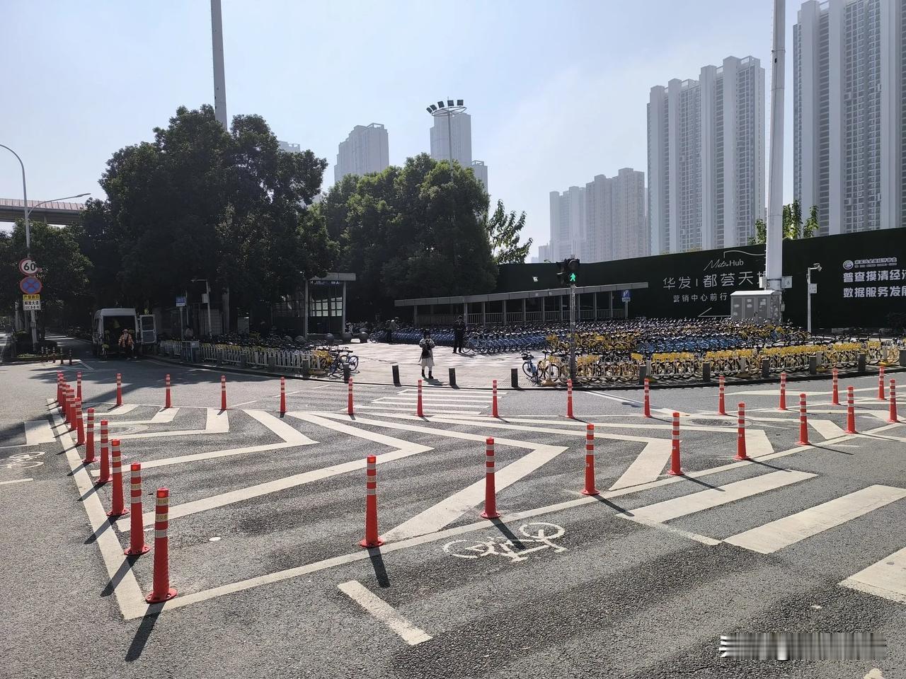 湖北武汉：多年后破天荒的在该路段看到交通拦阻设施！该市的交通拦阻设施很少，大约是