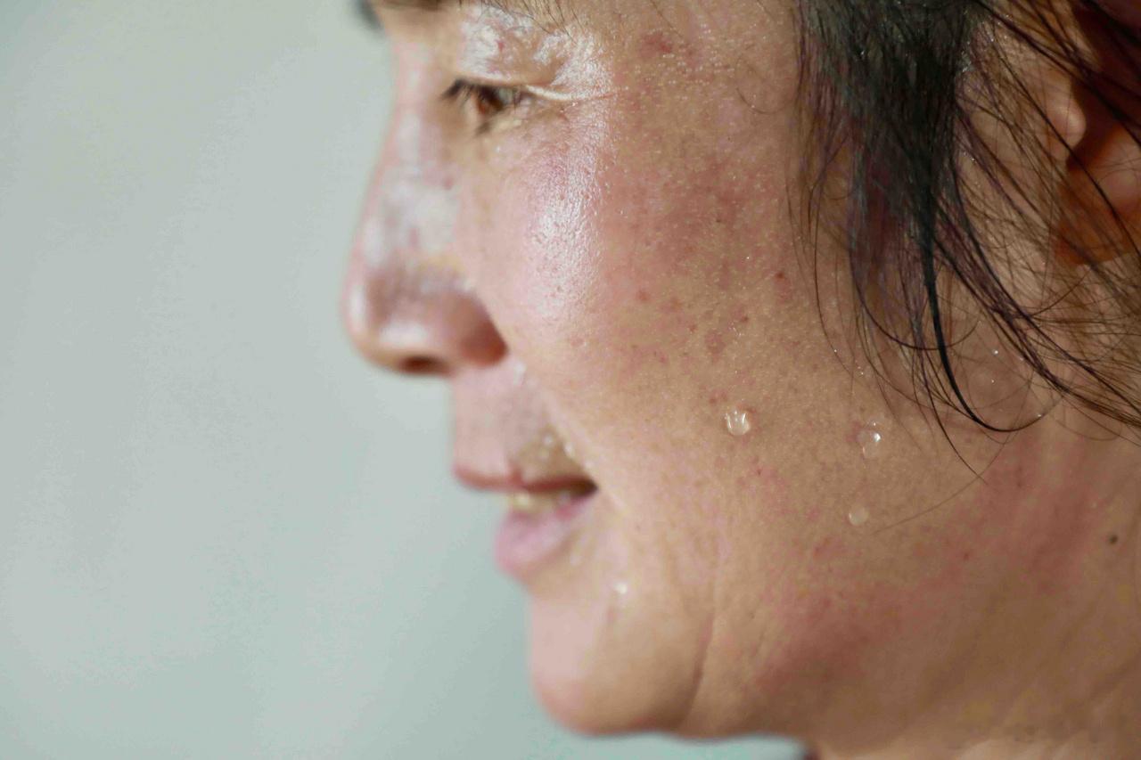 宁波葡萄农直面生活困境坚持传递善意 三伏酷暑，鄞州邱隘镇回龙村55岁种植户黄冬仙