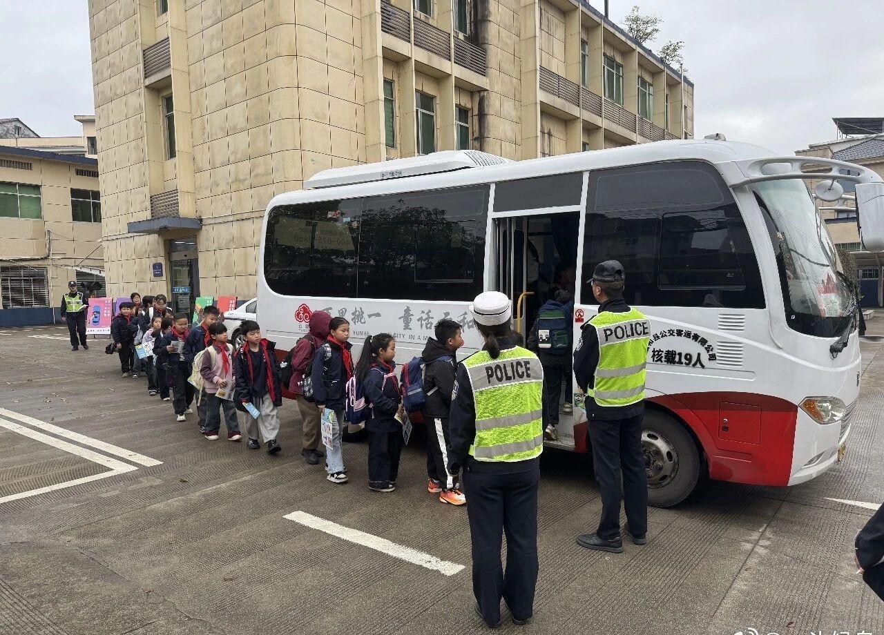 日复一日、风雨无阻，把平凡小事做到极致，体现为人民服务的初心￼￼￼。
“荧光绿”