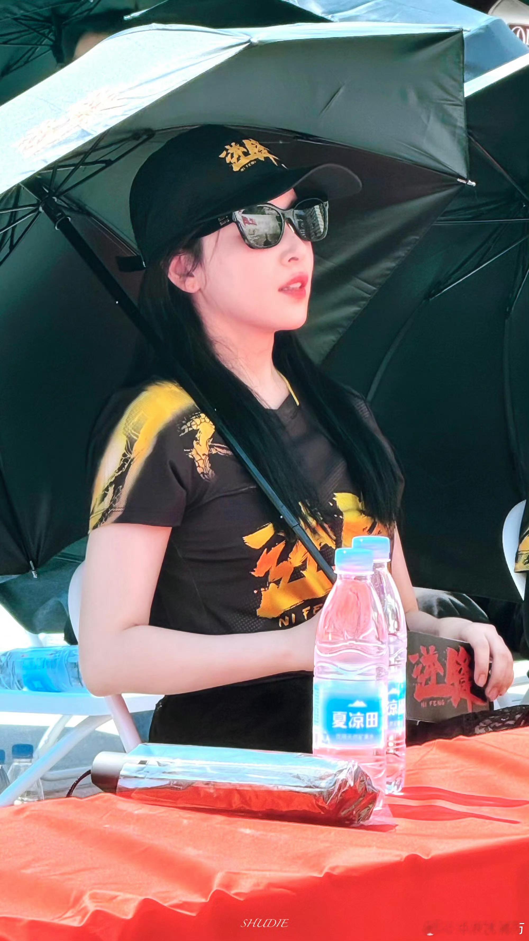 阚清子给粉丝送黄金就这个阚清子既美丽又大方！阚清子送粉丝黄金给粉丝送黄金！羡慕每