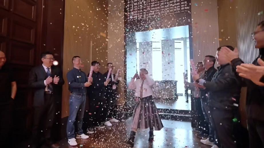 万家乐给全红婵庆生的画面曝光，全红婵实在是太幸福了!

3月28日是全红婵19岁