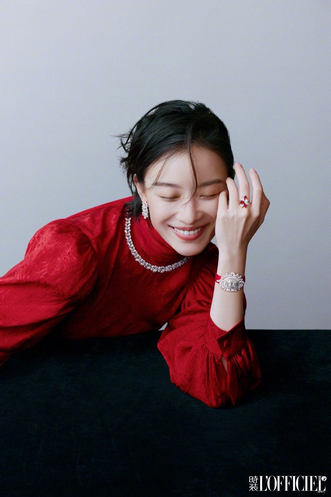 倪妮时装十二月封面倪妮时装闭年刊封面 她从不停留在舒适区。演员、话剧人、主持人—