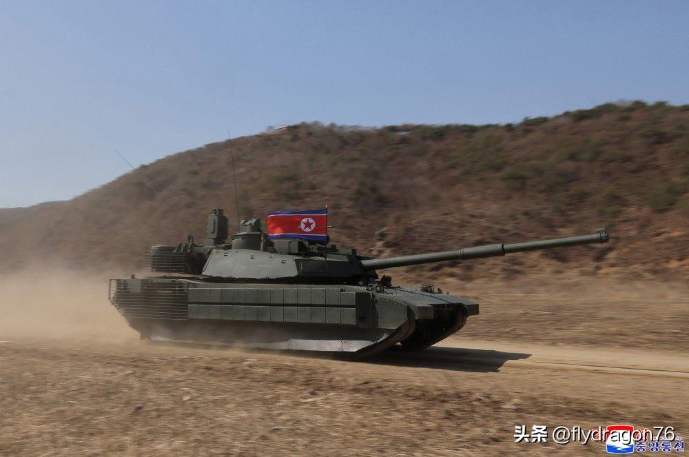 🇰🇵据朝鲜媒体报道，在一系列实弹演习及小规模战术野战演练期间，朝方同步对新型