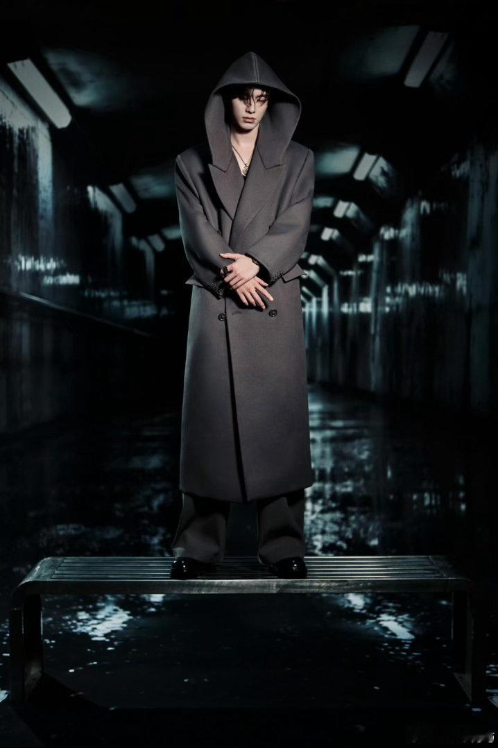 何与真空连帽大衣何与走路姿势 本来只是看衣服，结果视线全被何与的走路姿势吸引了，