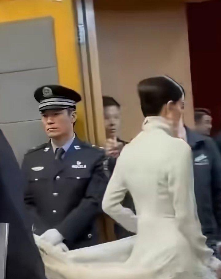 感觉现在也只有春晚请的动王菲了，不过看脸确实老了许多，毕竟56岁了，岁月不饶人啊