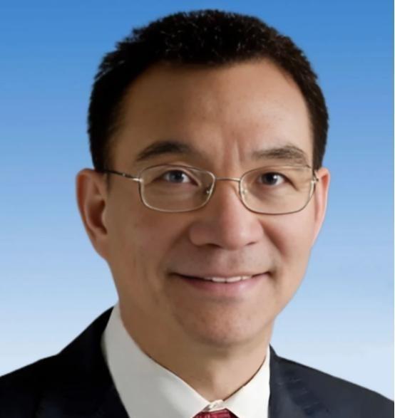 1979年，一名台湾连长冒死游泳横渡台湾海峡回到了大陆。让人意外的是，他的妻子在